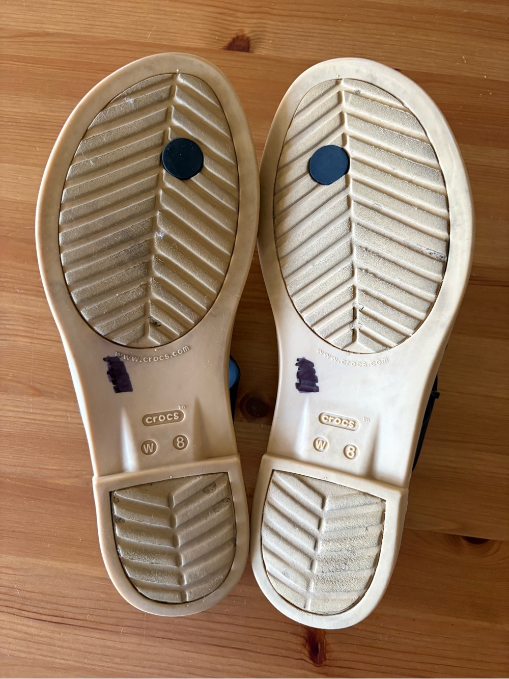 Crocs Tulum Toe Post Toe Sandals Black Tan Strappy Slip On Flip Flop Size 8 - Picture 13 of 13